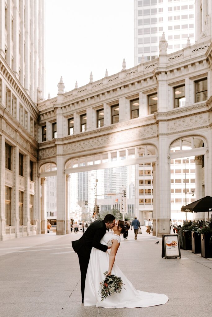 A bride and groom kiss while in the city of Chicago