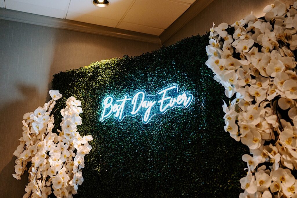 A display inside of the wedding reception space at the Voco Hotel in Chicago reads "Best Day Ever" in neon